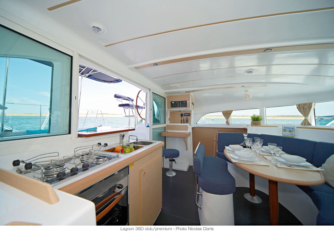 Barco en Vaitape - Catamaran 3 nights Cruise by TAHITI VILLAS 
