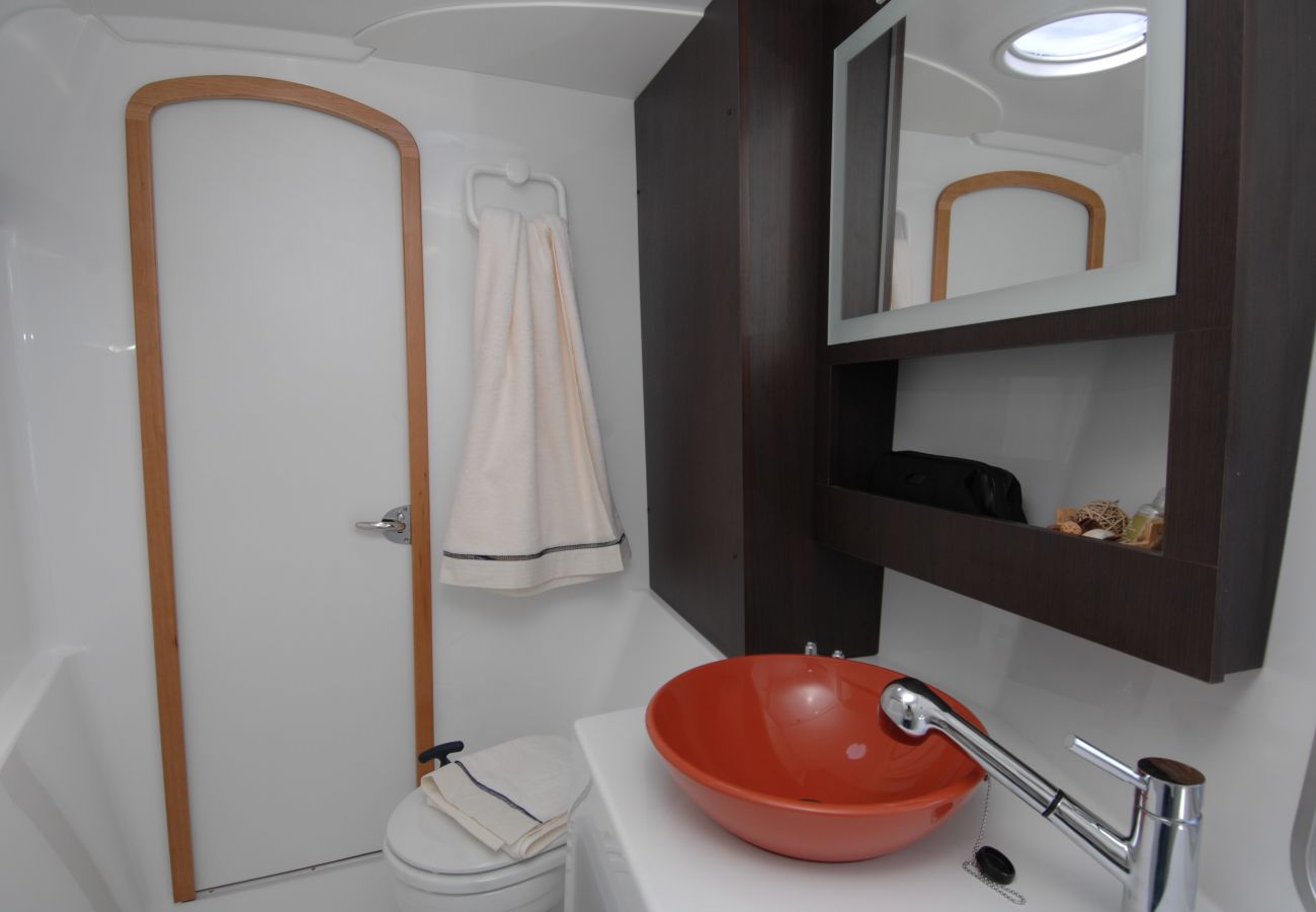 Barco en Vaitape - Catamaran 3 nights Cruise by TAHITI VILLAS 