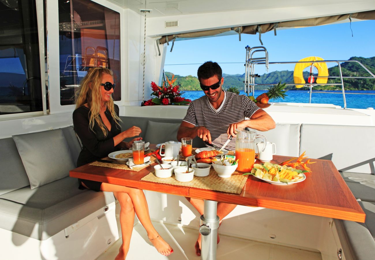 Barco en Vaitape - Catamaran 3 nights Cruise by TAHITI VILLAS 