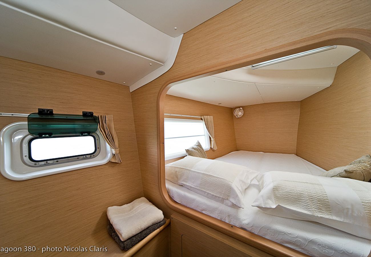 Barco en Vaitape - Catamaran 3 nights Cruise by TAHITI VILLAS 